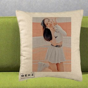 Perna Personalizata K-pop BLACKPINK Nayeon/Jisoo Tenis Alb, 40x40 cm, Bej, Husa Detasabila, Perna Inclusa, BEKZ®