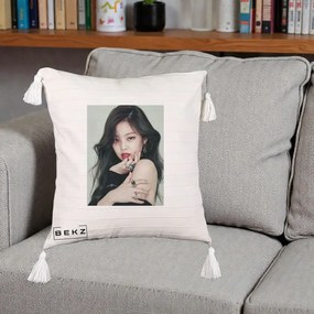 Perna Personalizata K-pop BLACKPINK Jennie Editorial Negru cu Inele, 40x40 cm, Bej cu Franjuri, Husa Detasabila, Perna Inclusa, BEKZ®