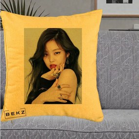 Perna Personalizata K-pop BLACKPINK Jennie Editorial Negru cu Inele, 40x40 cm, Galben, Husa Detasabila, Perna Inclusa, BEKZ®