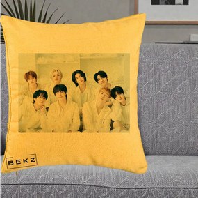 Perna Personalizata K-pop Stray Kids Foto Grup Alb All-White cu 8 Membrii, 40x40 cm, Galben, Husa Detasabila, Perna Inclusa, BEKZ®