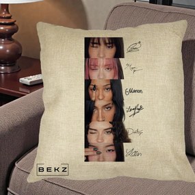 Perna Personalizata K-pop KATSEYE Semnaturi fara Foto, 40x40 cm, Crem, Husa Detasabila, Perna Inclusa, BEKZ®