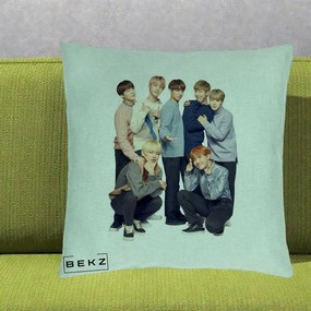 Perna Personalizata K-pop BTS Foto Grup In Picioare Tricoturi, 40x40 cm, Verde Menta, Husa Detasabila, Perna Inclusa, BEKZ®