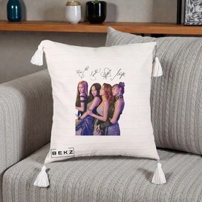 Perna Personalizata K-pop BLACKPINK Fotografie Grup Autografe Deasupra, 40x40 cm, Bej cu Franjuri, Husa Detasabila, Perna Inclusa, BEKZ®