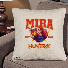 Perna Personalizata K-pop HUNTRX Mira Personaj Avoline, 40x40 cm, Bej Canapea, Husa Detasabila, Perna Inclusa, BEKZ®