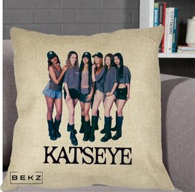 Perna Personalizata K-pop KATSEYE Grup Foto Tinute Gri, 40x40 cm, Crem, Husa Detasabila, Perna Inclusa, BEKZ®