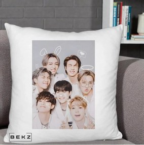 Perna Personalizata K-pop BTS Foto Grup Cute cu Animatii si 7 Membrii, 40x40 cm, Alb Pufos, Husa Detasabila, Perna Inclusa, BEKZ®