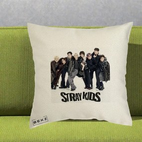 Perna Personalizata K-pop Stray Kids Outfit Negru, 40x40 cm, Ecru, Husa Detasabila, Perna Inclusa, BEKZ®