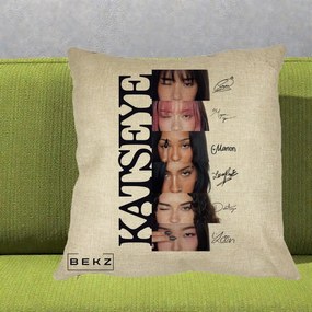 Perna Personalizata K-pop KATSEYE Semnaturi Membre Foto, 40x40 cm, Crem, Husa Detasabila, Perna Inclusa, BEKZ®