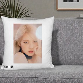 Perna Personalizata K-pop BLACKPINK Rose Blond cu Inel Roz Pastel, 40x40 cm, Alb Pufos, Husa Detasabila, Perna Inclusa, BEKZ®