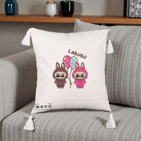 Perna Personalizata Labubu Cuplu cu Baloane, 40x40 cm, Bej cu Franjuri, Husa Detasabila, Perna Inclusa, BEKZ®