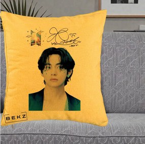 Perna Personalizata K-pop BTS V Taehyung Portret cu Autograf, 40x40 cm, Galben, Husa Detasabila, Perna Inclusa, BEKZ®