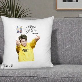 Perna Personalizata K-pop BTS RM Namjoon Hanorac Galben Autograf, 40x40 cm, Alb Pufos, Husa Detasabila, Perna Inclusa, BEKZ®