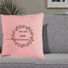 Cadou pentru Educatoare - Perna Personalizata Cea mai Buna Educatoare cu Coronita Florala Colorata, 40x40 cm, Roz, Husa Detasabila, Perna Inclusa, BEKZ®