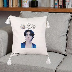 Perna Personalizata K-pop BTS V Taehyung Portret cu Autograf, 40x40 cm, Bej cu Franjuri, Husa Detasabila, Perna Inclusa, BEKZ®