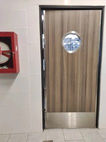 Usa restaurant bucatarie cu geam hublou - dublu batanta la 180 1050x2085, Stejar Milano, Laminat HPL