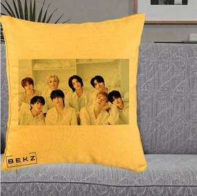 Perna Personalizata K-pop Stray Kids Foto Grup All-White Landscape, 40x40 cm, Galben, Husa Detasabila, Perna Inclusa, BEKZ®