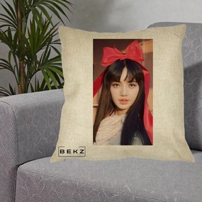 Perna Personalizata K-pop BLACKPINK Rose cu Funda Rosie, 40x40 cm, Crem, Husa Detasabila, Perna Inclusa, BEKZ®