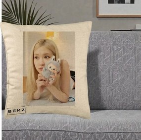 Perna Personalizata K-pop BLACKPINK Rose cu Papusa Iepure, 40x40 cm, Bej, Husa Detasabila, Perna Inclusa, BEKZ®