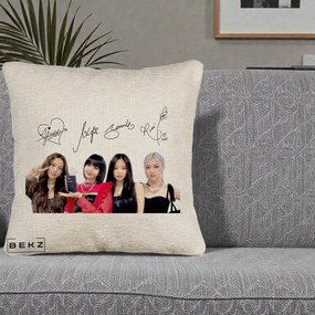 Perna Personalizata K-pop BLACKPINK Semnaturi, 40x40 cm, Bej Canapea, Husa Detasabila, Perna Inclusa, BEKZ®