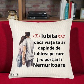Cadou pentru Iubita - Perna Personalizata Iubita Nemuritoare cu Cuplu Acuarela Roz si Inimi, 40x40 cm, Crem Reliefat, Husa Detasabila, Perna Inclusa, BEKZ®