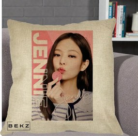 Perna Personalizata K-pop BLACKPINK Jennie cu Semnatura si Fond Roz, 40x40 cm, Crem, Husa Detasabila, Perna Inclusa, BEKZ®