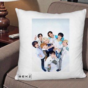 Perna Personalizata K-pop Stray Kids Foto Grup Bleu, 40x40 cm, Alb Pufos, Husa Detasabila, Perna Inclusa, BEKZ®