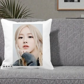 Perna Personalizata K-pop BLACKPINK Rose cu Jucarie de Plus, 40x40 cm, Alba Mata, Husa Detasabila, Perna Inclusa, BEKZ®