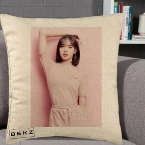 Perna Personalizata K-pop BLACKPINK Lisa Roz, 40x40 cm, Bej, Husa Detasabila, Perna Inclusa, BEKZ®