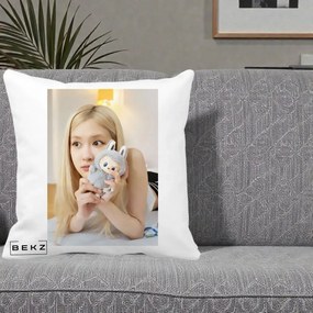 Perna Personalizata K-pop BLACKPINK Rose cu Papusa Iepure, 40x40 cm, Alba Mata, Husa Detasabila, Perna Inclusa, BEKZ®