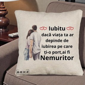 Cadou pentru Iubita - Perna Personalizata Iubitu Nemuritor cu Cuplu Acuarela si Inimi Rosii, 40x40 cm, Bej Canapea, Husa Detasabila, Perna Inclusa, BEKZ®