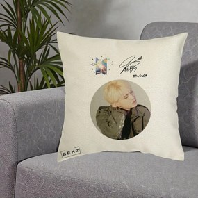 Perna Personalizata K-pop BTS Suga Portret cu Autograf, 40x40 cm, Ecru, Husa Detasabila, Perna Inclusa, BEKZ®