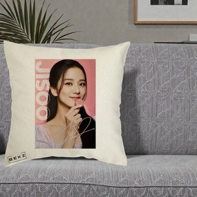 Perna Personalizata K-pop BLACKPINK Jisoo cu Semnatura si Fond Roz, 40x40 cm, Ecru, Husa Detasabila, Perna Inclusa, BEKZ®