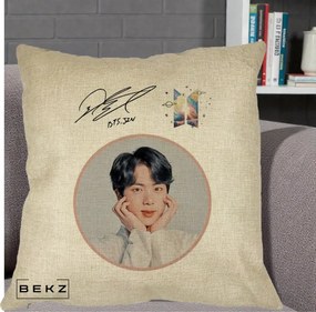 Perna Personalizata K-pop BTS Jin Portret cu Autograf, 40x40 cm, Crem, Husa Detasabila, Perna Inclusa, BEKZ®