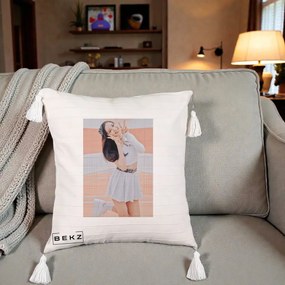 Perna Personalizata K-pop BLACKPINK Nayeon/Jisoo Tenis Alb, 40x40 cm, Bej cu Franjuri, Husa Detasabila, Perna Inclusa, BEKZ®