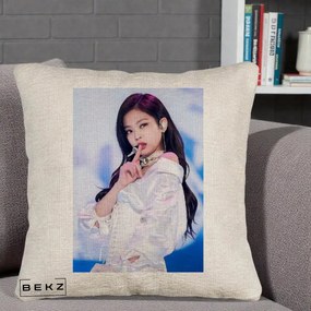 Perna Personalizata K-pop BLACKPINK Jennie Concert Alb cu Microfon, 40x40 cm, Bej Canapea, Husa Detasabila, Perna Inclusa, BEKZ®