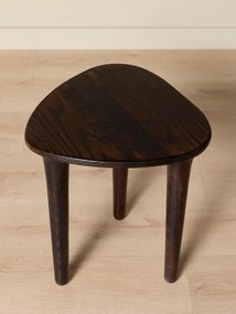 Măsuță laterală din lemn de stejar, maro, cu blat triunghiular rotunjit și 3 picioare conice, 51 x 43 x 42 cm, „Calvin”