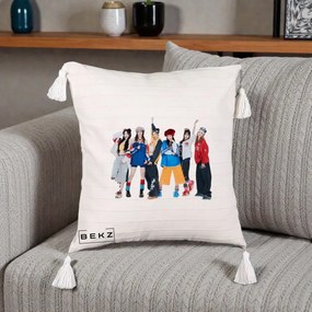 Perna Personalizata Grup K-pop Fete in Picioare Foto, 40x40 cm, Bej cu Franjuri, Husa Detasabila, Perna Inclusa, BEKZ®