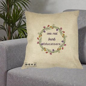 Cadou pentru Educatoare - Perna Personalizata Cea mai Buna Educatoare cu Coronita Florala Colorata, 40x40 cm, Crem, Husa Detasabila, Perna Inclusa, BEKZ®