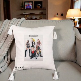 Perna Personalizata K-pop BLACKPINK Fotografie Grup Tinute Edgy, 40x40 cm, Bej cu Franjuri, Husa Detasabila, Perna Inclusa, BEKZ®