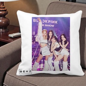 Perna Personalizata K-pop BLACKPINK The Show Concert cu 4 Membre pe Scena, 40x40 cm, Alba Mata, Husa Detasabila, Perna Inclusa, BEKZ®