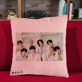 Perna Personalizata K-pop Stray Kids Foto Grup All-White Landscape, 40x40 cm, Roz, Husa Detasabila, Perna Inclusa, BEKZ®