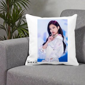 Perna Personalizata K-pop BLACKPINK Jennie Concert Alb cu Microfon, 40x40 cm, Alba Mata, Husa Detasabila, Perna Inclusa, BEKZ®