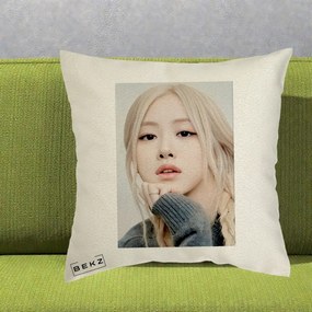 Perna Personalizata K-pop BLACKPINK Rose cu Jucarie de Plus, 40x40 cm, Ecru, Husa Detasabila, Perna Inclusa, BEKZ®