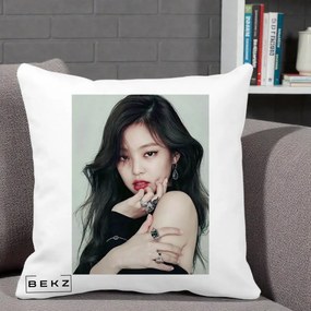 Perna Personalizata K-pop BLACKPINK Jennie Editorial Negru cu Inele, 40x40 cm, Alba Mata, Husa Detasabila, Perna Inclusa, BEKZ®