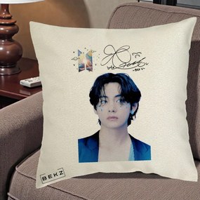 Perna Personalizata K-pop BTS V Taehyung Portret cu Autograf, 40x40 cm, Ecru, Husa Detasabila, Perna Inclusa, BEKZ®