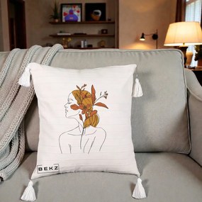Perna Decorativa Portret Feminin Crin Ruginiu Auriu, 40x40 cm, Bej cu Franjuri, Husa Detasabila, Perna Inclusa, BEKZ®