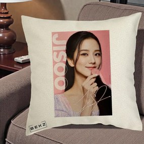 Perna Personalizata K-pop BLACKPINK Jisoo cu Semnatura si Fond Roz, 40x40 cm, Ecru, Husa Detasabila, Perna Inclusa, BEKZ®