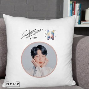 Perna Personalizata K-pop BTS Jin Portret cu Autograf, 40x40 cm, Alb Pufos, Husa Detasabila, Perna Inclusa, BEKZ®