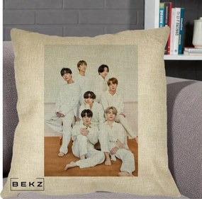 Perna Personalizata K-pop BTS Foto Grup All-White Elegant, 40x40 cm, Crem, Husa Detasabila, Perna Inclusa, BEKZ®