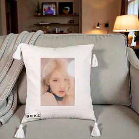 Perna Personalizata K-pop BLACKPINK Rose Blond cu Inel Roz Pastel, 40x40 cm, Bej cu Franjuri, Husa Detasabila, Perna Inclusa, BEKZ®